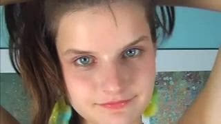 Una bella ragazza che si tocca delicatamente