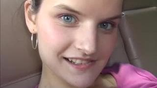 A lei piace quando la riprendonon mentre si masturba con il suo dildo