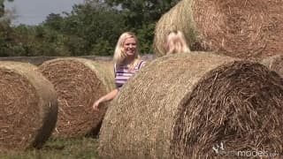 Blond Cat e Yasmine Gold si toccano in campagna