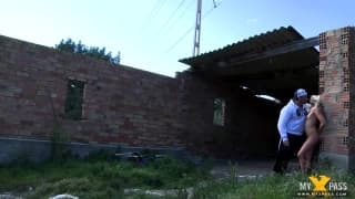 Una bionda sexy che scopa all'aperto