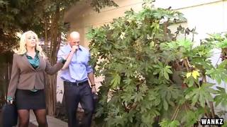 Alura Jenson è una milf sexy che scopa il suo dipendente