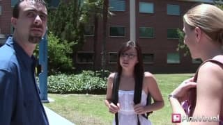 Melanie Scott e due amici in un trio