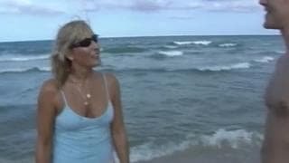 Maxine incontra un tipo in spiaggia che seduce