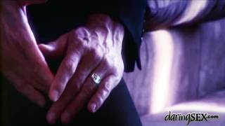 Donna Bell in una scena seducente in un trio