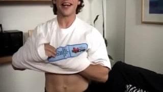 Sky incontra uno sconosciuto e lo scopa