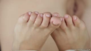 Lina Napoli usa i suoi piedi per dare piacere