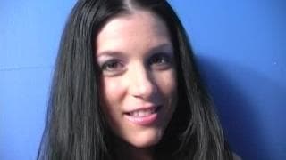 India Summer succhia il cazzo dal gloryhole