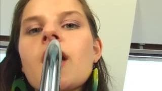 Carolina sente pieno piacere nel toccarsi