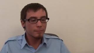 Kylie G. Worthy scopa il suo dipendente