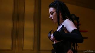 Vada vestita da guerriera fa sesso con il re