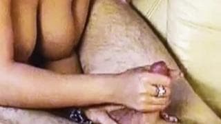 Questa bruna amatoriale dà un grande handjob