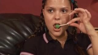 Questa giovane bruna ha un trio con gli amici