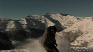 Sunny Jay scopa all'aperto sulla neve Sunny Jay scopa all'aperto sulla neve