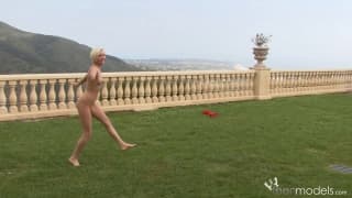 Miley Mason si fa un ditalino nel suo giardino