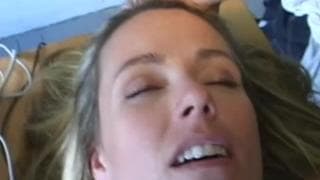 Incontra una bionda e la scopa a casa sua