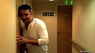 Donna Bell succhia il cazzo di questo uomo eccitato