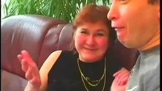 Stepanka ha una scopata sul divano Stepanka ha una scopata sul divano