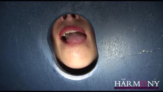 Questa mora fa ogni cosa attraverso il buco