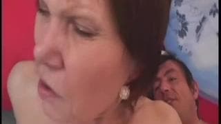 Una donna matura si eccita prima del sesso