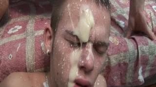 Due uomini gay finiscono di scopare in modo sensuale