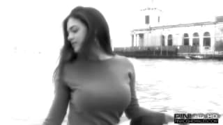 Una sexy trans rossa che scopa il suo uomo