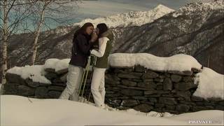 Gilda Roberts e Zafia scopano sulla neve Gilda Roberts e Zafia scopano sulla neve