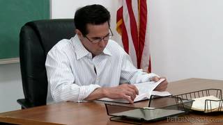 Una studentessa fa eccitare questo ragazzo