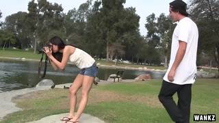 Rachel Rose scopa duramente uno sconosciuto