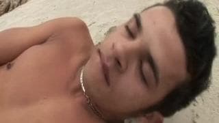 Due ragazzi gay scopano sulla spiaggia Due ragazzi gay scopano sulla spiaggia