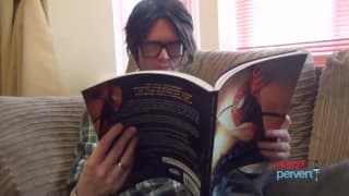 Jett Black sulle ginocchia per succhiarlo duro