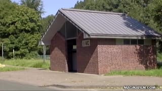 Una bionda milf pagata per succhiare un cazzo