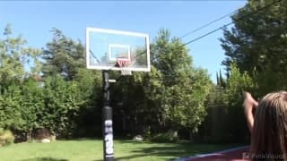 Questa giovane ragazza invitata in un trio