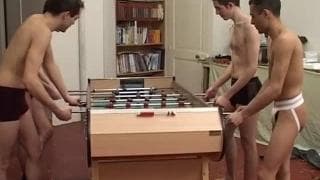 Una sessione di gruppo con quattro amici gay