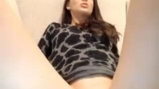 Molto sexy brunetta si masturba in webcam