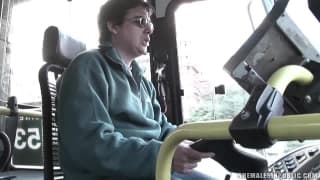 Una trans fa un pompino sull'autobus