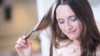 Dina è giovane e con la pelle morbida