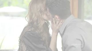 Una scena delicata con una calda coppia