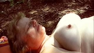 Una nonna da sola nella natura Una nonna da sola nella natura