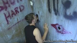 Mark succhia un cazzo uscito fuori da un buco