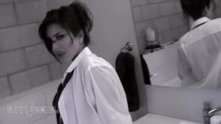 Carezze eccitanti per Sunny Leone