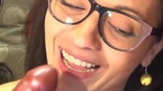 Una piccola cagna con gli occhiali