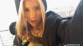 Una impaziente troia bionda da sola