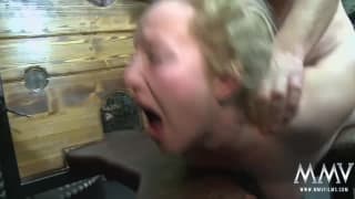 Una scena in gangbang in una gabbia