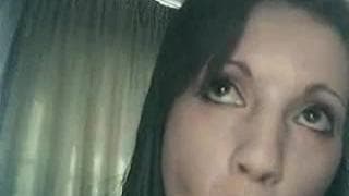 Una bruna dilettante che si da piacere !