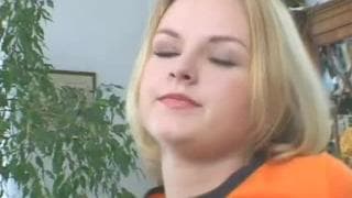 Questa bionda lo prende in culo