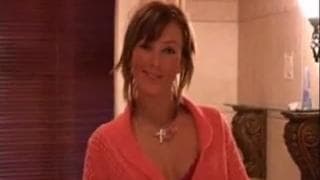 Una sensuale mora nella doccia