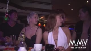Una serata al bar con alcune mature Una serata al bar con alcune mature