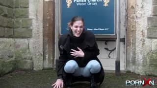 Una bruna che adora pisciare all'aperto