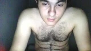 QUesto giovane uomo si diverte in webcam QUesto giovane uomo si diverte in webcam