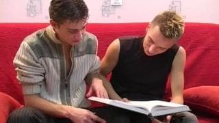 Questo ragazzo adora il suo sexy amico